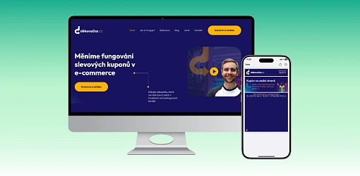 Vorschau der Website děkovačka.cz auf einem Monitor und eine digitale Rabattkarte auf einem Smartphone.